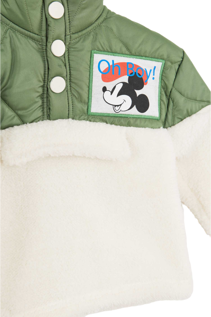 FLEECE ΜΠΛΟΥΖΑ MICKEY ΜΕ ΚΕΝΤΗΜΑ ΣΤΗΝ ΠΛΑΤΗ ΚΑΙ ΚΛΕΙΣΙΜΟ ΜΕ ΚΟΥΜΠΙΑ Εκρού-Κυπαρισσί 18-24 μηνών